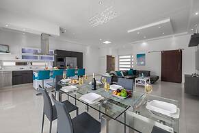 Modern Spacious 4br3ba w Pool Close to Beach