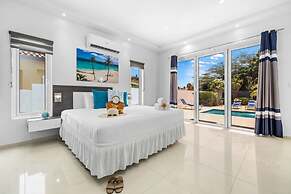 Modern Spacious 4br3ba w Pool Close to Beach