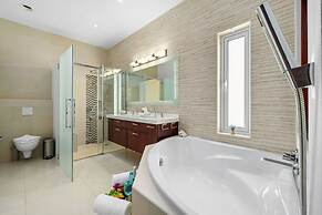 Modern Spacious 4br3ba w Pool Close to Beach