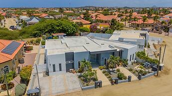 Modern Spacious 4br3ba w Pool Close to Beach