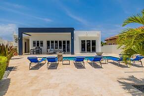 Modern Spacious 4br3ba w Pool Close to Beach