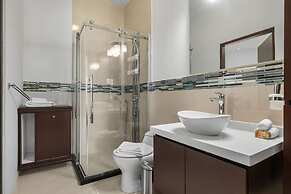 Modern Spacious 4br3ba w Pool Close to Beach