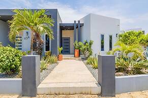 Modern Spacious 4br3ba w Pool Close to Beach