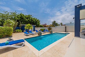 Modern Spacious 4br3ba w Pool Close to Beach