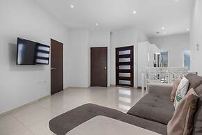 Modern Spacious 4br3ba w Pool Close to Beach