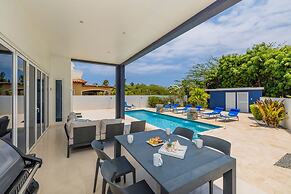 Modern Spacious 4br3ba w Pool Close to Beach