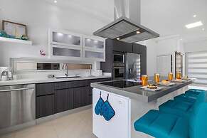 Modern Spacious 4br3ba w Pool Close to Beach