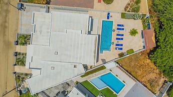 Modern Spacious 4br3ba w Pool Close to Beach