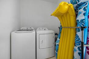 Modern Spacious 4br3ba w Pool Close to Beach