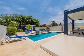 Modern Spacious 4br3ba w Pool Close to Beach