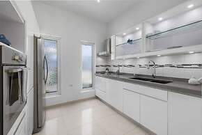 Modern Spacious 4br3ba w Pool Close to Beach