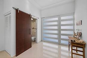 Modern Spacious 4br3ba w Pool Close to Beach