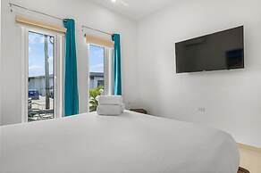 Modern Spacious 4br3ba w Pool Close to Beach