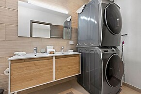 NEW Modern 3BR 3BA Private Pool Centrallylocated