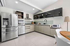 NEW Modern 3BR 3BA Private Pool Centrallylocated