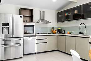 NEW Modern 3BR 3BA Private Pool Centrallylocated