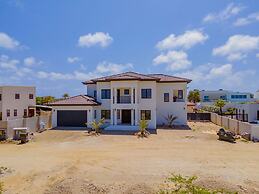 NEW Walk 2 Beach - 5BR Bonusroom w Pool Office