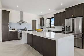 NEW Walk 2 Beach - 5BR Bonusroom w Pool Office