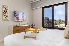 NEW Modern 1BR 1BA Gold Coast Pool GYM Tennis