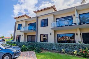 NEW Modern 1BR 1BA Gold Coast Pool GYM Tennis