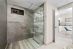 NEW Modern 1BR 1BA Gold Coast Pool GYM Tennis