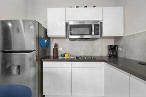 NEW Modern 1BR 1BA Gold Coast Pool GYM Tennis