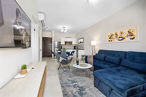 NEW Modern 1BR 1BA Gold Coast Pool GYM Tennis