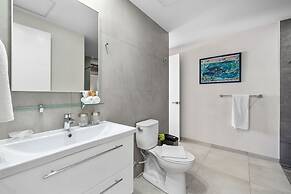 NEW Modern 1BR 1BA Gold Coast Pool GYM Tennis