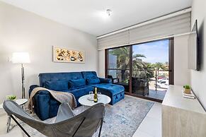 NEW Modern 1BR 1BA Gold Coast Pool GYM Tennis