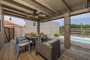 Quiet Cozy Central 2br1ba w Private Pool BBQ