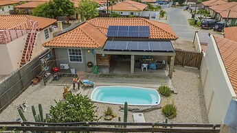 Quiet Cozy Central 2br1ba w Private Pool BBQ