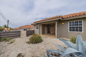 Quiet Cozy Central 2br1ba w Private Pool BBQ