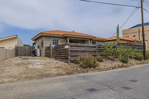 Quiet Cozy Central 2br1ba w Private Pool BBQ