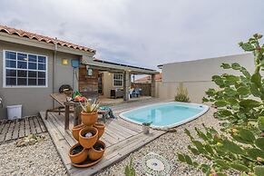 Quiet Cozy Central 2br1ba w Private Pool BBQ