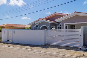 Remodeled 3br2ba Cozy Central Private Pool