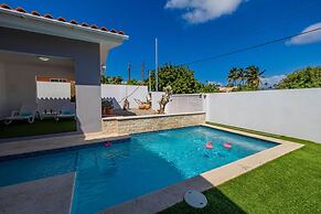 Remodeled 3br2ba Cozy Central Private Pool