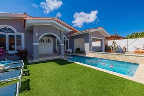 Remodeled 3br2ba Cozy Central Private Pool