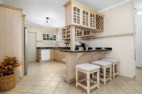 Remodeled 3br2ba Cozy Central Private Pool