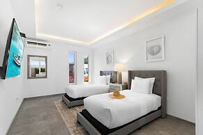 NEW Modern Villa Jacuzzi Pvt Pool Close2beach