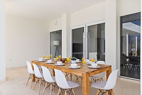 NEW Modern Villa Jacuzzi Pvt Pool Close2beach