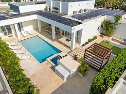 NEW Modern Villa Jacuzzi Pvt Pool Close2beach