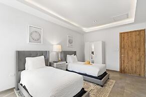 NEW Modern Villa Jacuzzi Pvt Pool Close2beach