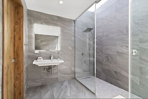 NEW Modern Villa Jacuzzi Pvt Pool Close2beach