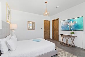 NEW Modern Villa Jacuzzi Pvt Pool Close2beach