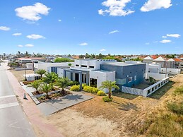 NEW Modern Villa Jacuzzi Pvt Pool Close2beach