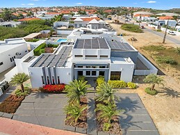 NEW Modern Villa Jacuzzi Pvt Pool Close2beach