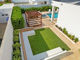 NEW Modern Villa Jacuzzi Pvt Pool Close2beach