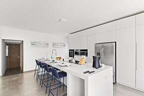 NEW Modern Villa Jacuzzi Pvt Pool Close2beach