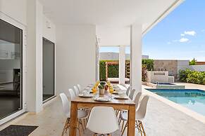 NEW Modern Villa Jacuzzi Pvt Pool Close2beach