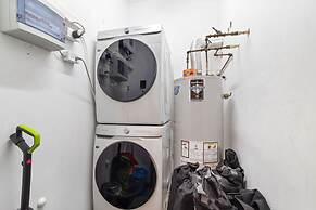 NEW Modern Villa Jacuzzi Pvt Pool Close2beach